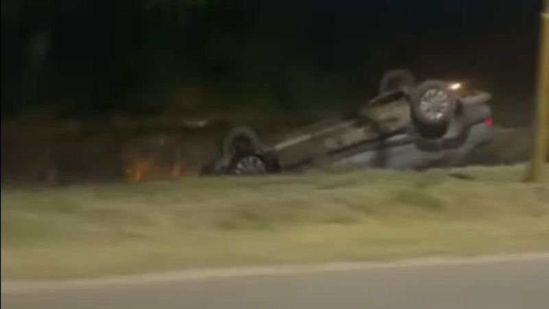 Perdió el control del rodado y terminó dentro de un canal de riego