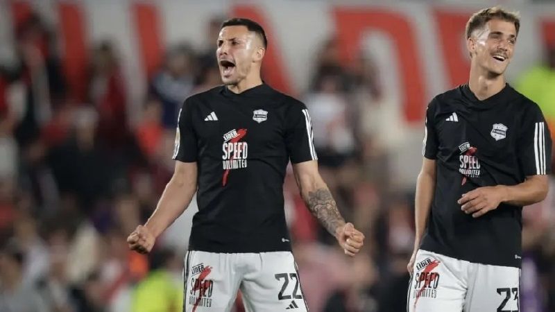 Vélez, otra prueba para el líder, Riestra