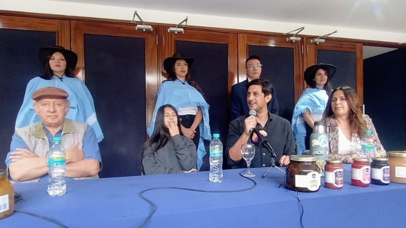 Cololo Macedo presentó el show por sus 25 años en la música