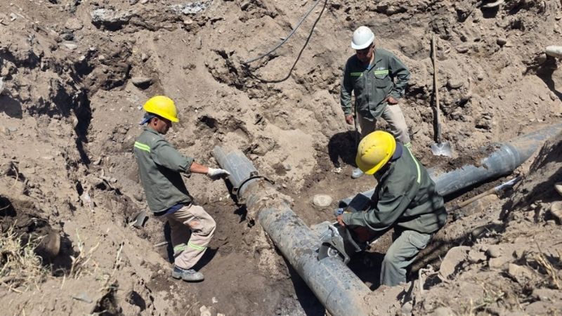 Trabajan en la reparación de otro caño roto que afecta el servicio en el Sur de la Capital