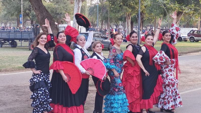Bailarines se unen para celebrar la danza y ayudar a comedores infantiles