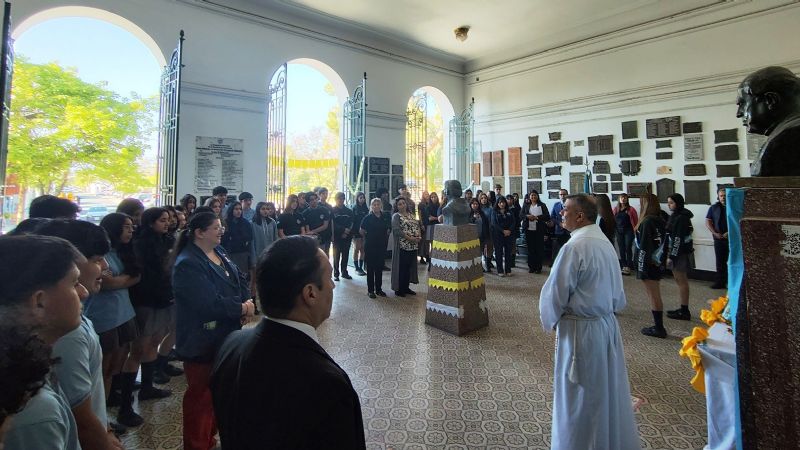 La Madre del Valle visita la escuela  preuniversitaria Fray Mamerto Esquiú