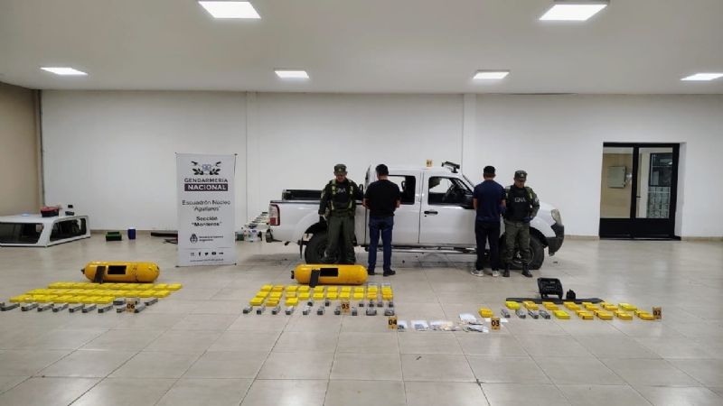 Tío y sobrino rellenaron tubos de GNC y ocultaron más de 86 kilos de cocaína en una camioneta