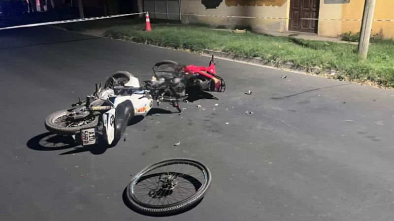 Violento choque entre dos motos