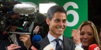 ROB JETTEN festejando luego que la agencia de prensa holandesa ANP, encargada de difundir los resultados de la votación, anunciara la victoria del D66.