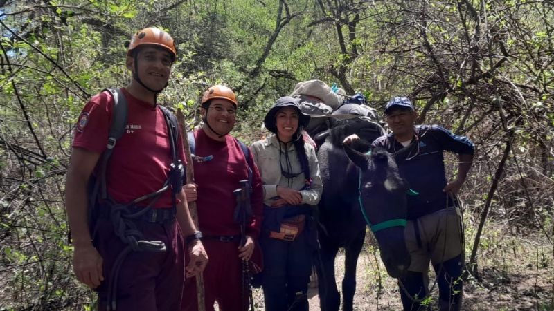 Policías rescataron a dos personas en Ambato