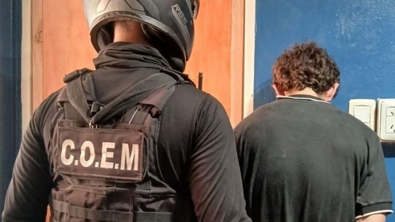 En pelea de hermanos, secuestran dos armas blancas