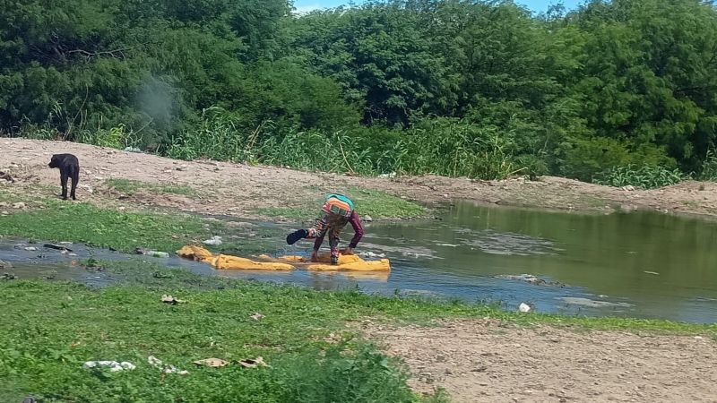 Niños juegan entre líquidos cloacales en la Costanera del Río del Valle