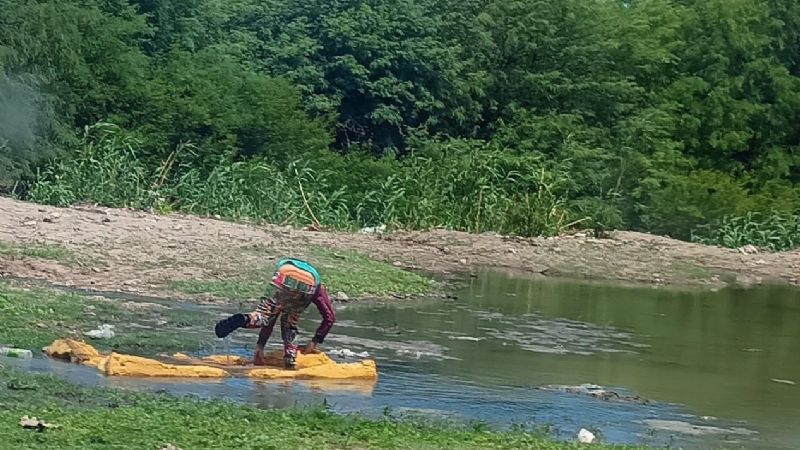 Niños juegan entre líquidos cloacales en la Costanera del Río del Valle