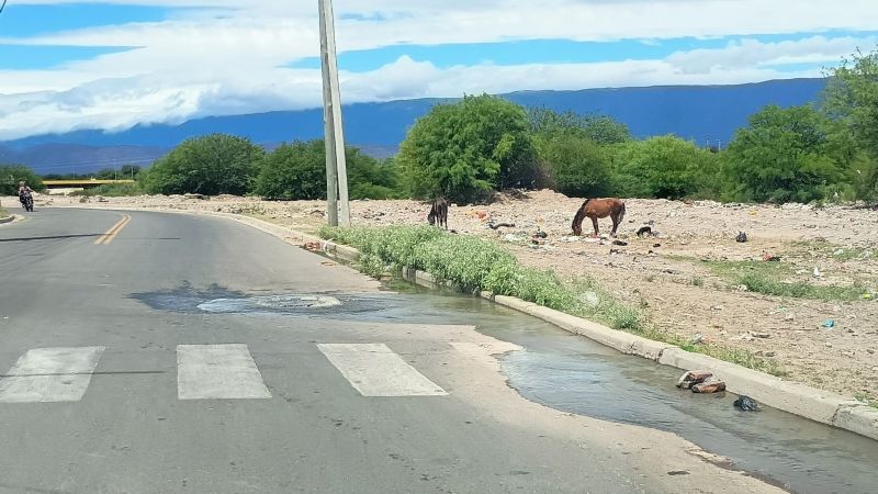 Niños juegan entre líquidos cloacales en la Costanera del Río del Valle