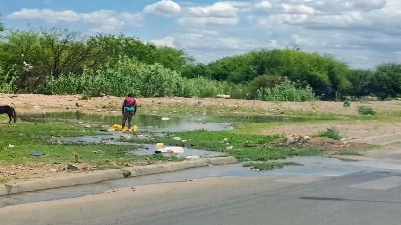 Niños juegan entre líquidos cloacales en la Costanera del Río del Valle