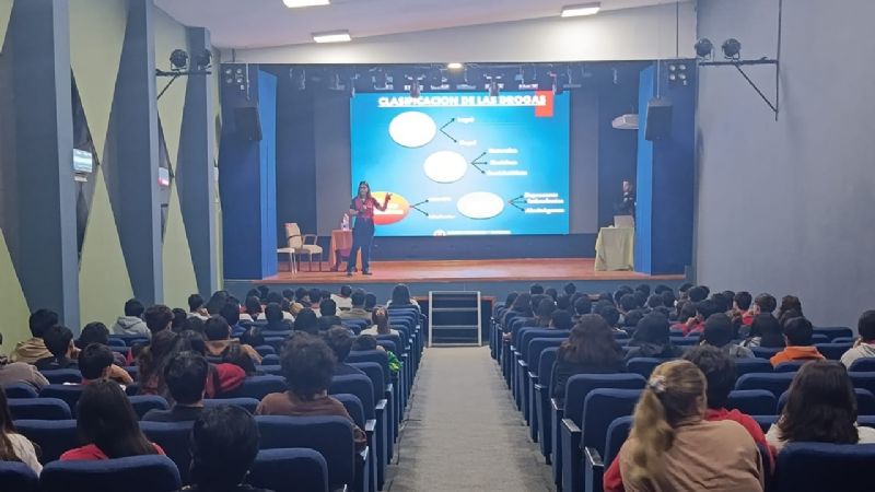 Policías capacitaron a estudiantes