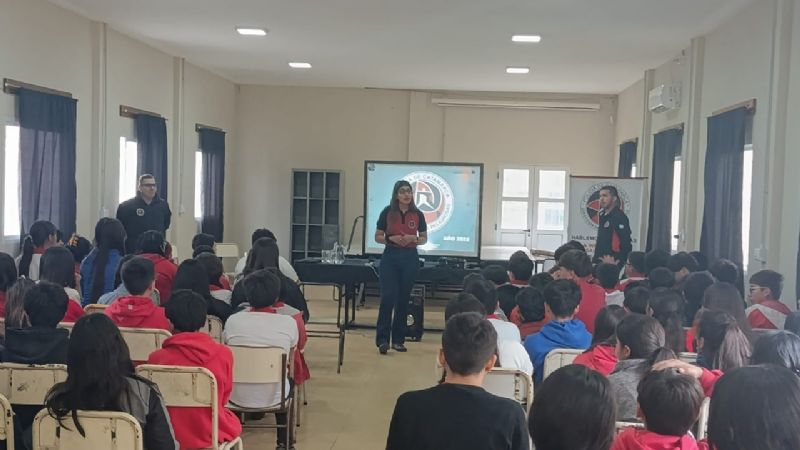 Policías capacitaron a estudiantes