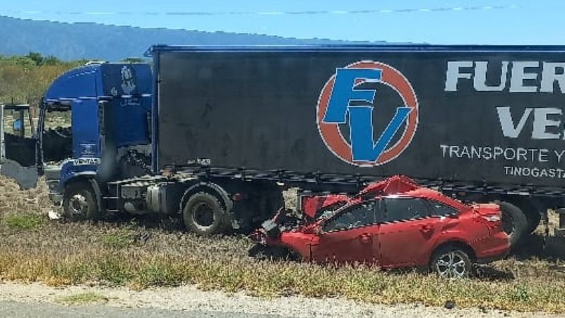 Automovilista perdió la vida al chocar contra un camión en la Circunvalación