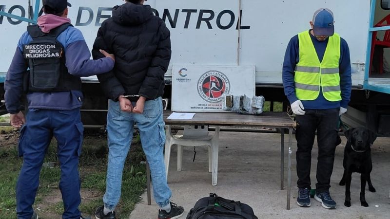 Llevaba adherido al cuerpo, más de un kilo de marihuana