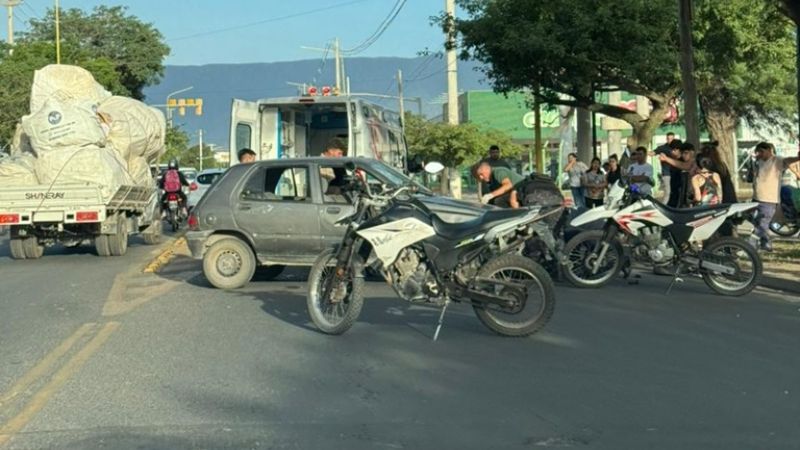 Mala maniobra provocó un accidente entre un auto y una moto