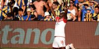 Edwuin Cetré celebra su gol para Estudiantes ante Rosario Central, que sería del triunfo para pasar a los 4tos. de final.