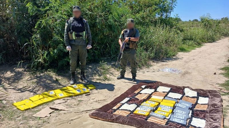Detuvieron a dos hombres que cargaban 46 kilos de cocaína ocultos en acolchados