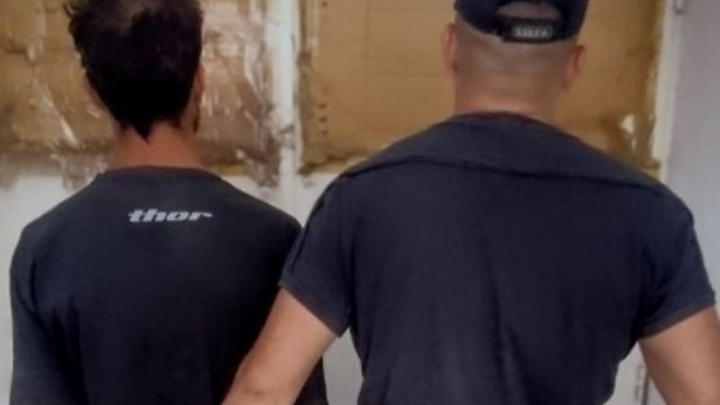 Fue a la casa de su ex, la golpeó y le robó prendas de vestir