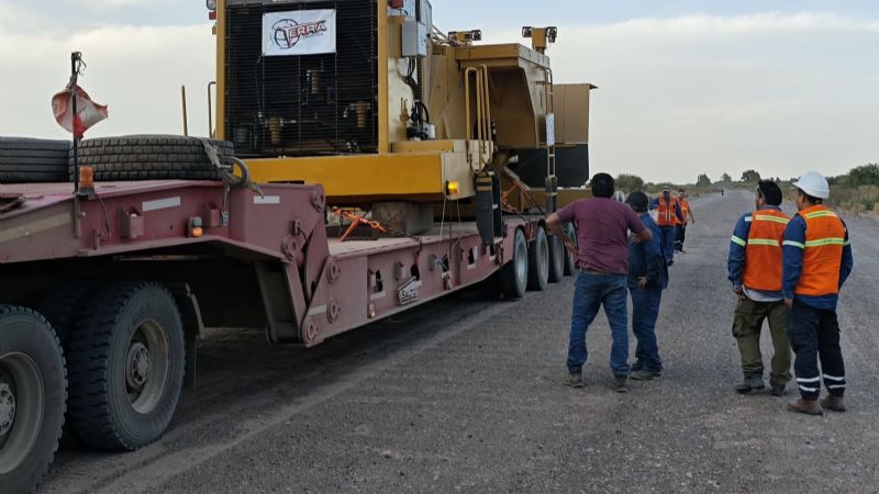 Precaución en Ruta 60: un convoy de gran porte atraviesa Tinogasta rumbo a San Juan