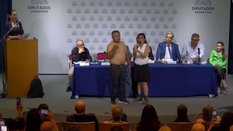 Insólita exposición antivacunas: un hombre pretendió ser prueba de consecuencias magnéticas