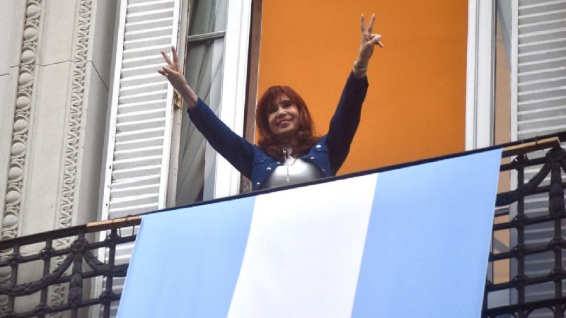 La fiscalía apunta a Cristina Kirchner como “destinataria final” de los sobornos