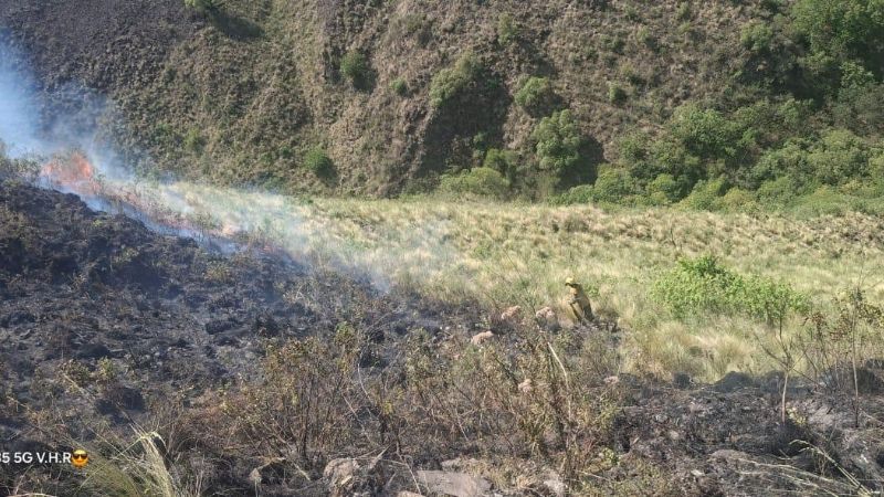Complejas condiciones dificultan el combate de incendios en Ancasti y Capayán
