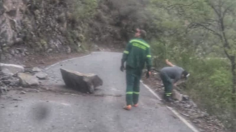 Transitar con precaución en la Cuesta de Los Ángeles por derrumbes