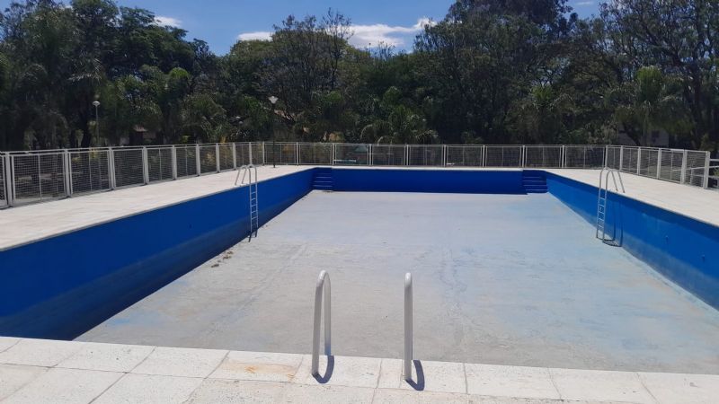 La Escuela Hogar ya tiene lista su pileta, pero falta el agua