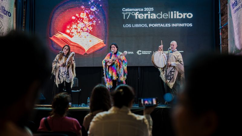 El escenario de CATA brilló en la primera jornada de la Feria del libro