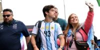 DE ESTRENO. Franco Colapinto llegando a Brasil con la nueva camiseta de la Selección Argentina de fútbol