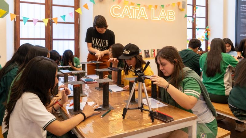 Niños y adolescentes crearon sus propios cómics y animaciones en la Feria del Libro