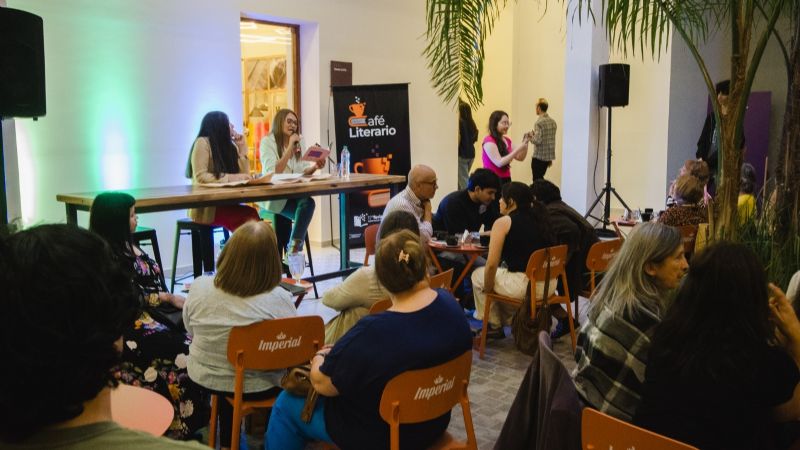 Con gran marco de público, el Café Literario Norte Natural debutó en la Feria del Libro