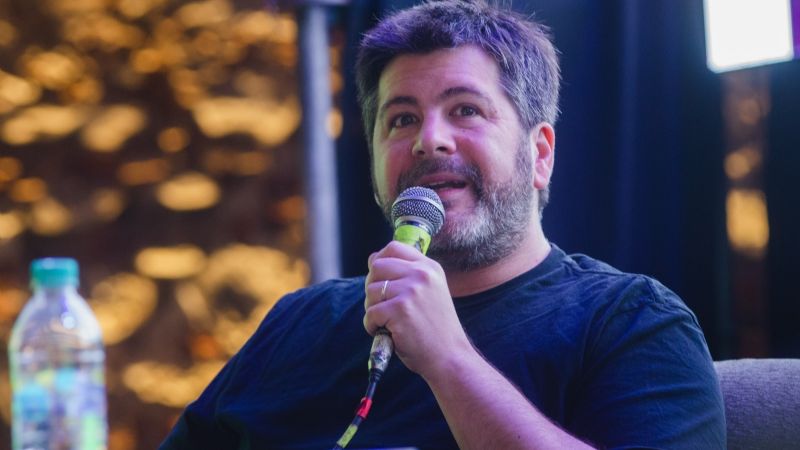 Adrián Lakerman: “La comedia es la forma de no volvernos locos”