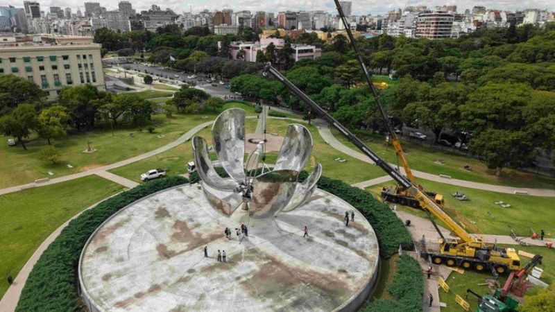 Floralis Genérica vuelve a lucir su sexto pétalo tras dos años