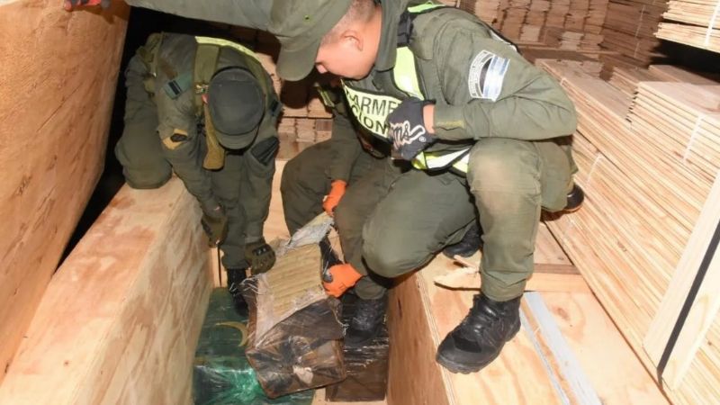 Descubren más de tres toneladas de marihuana que eran trasladadas entre placas de maderas