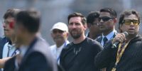 Messi recorrió el estadio y saludó a la gente; pero como no jugó se produjo la invasión al campo de juego. 