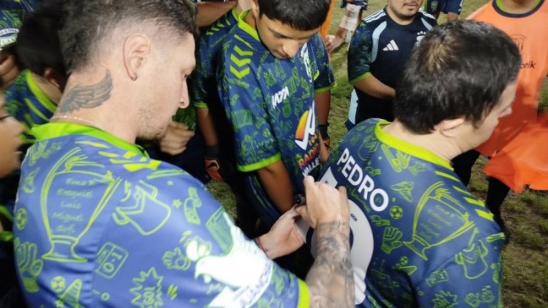 "El Colo" Moreno con los chicos de "Primeros Pasos"