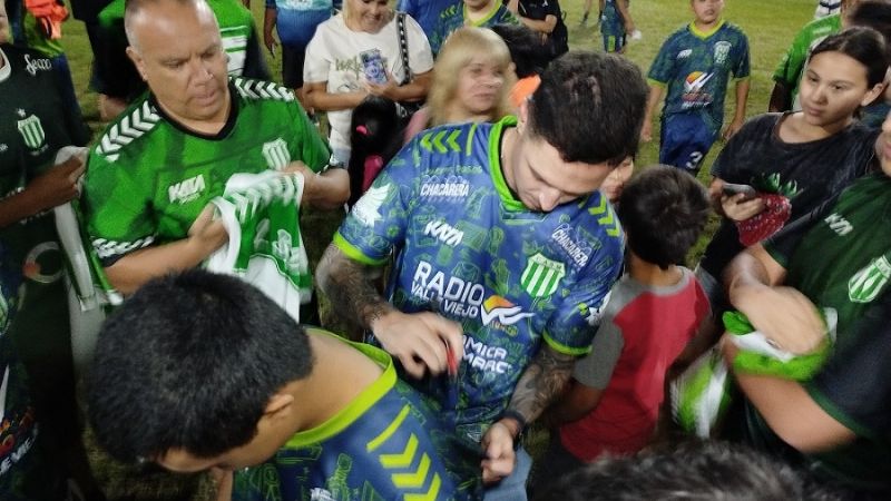 "El Colo" Moreno con los chicos de "Primeros Pasos"