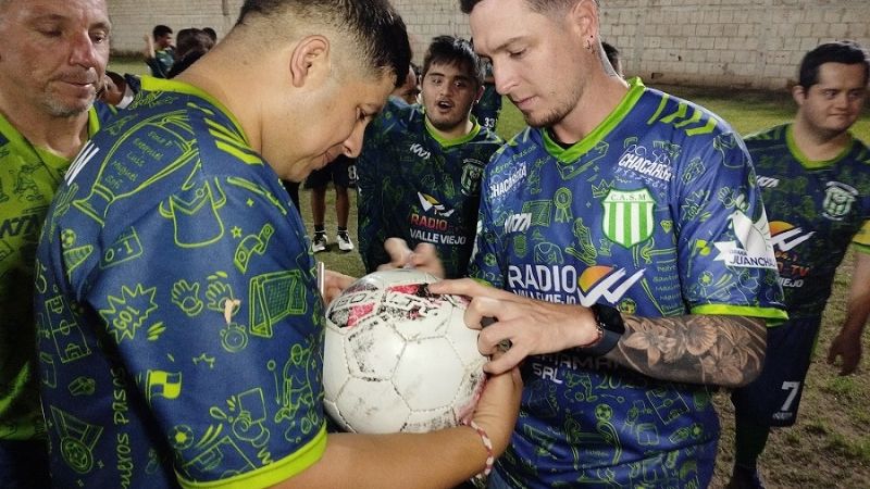 "El Colo" Moreno con los chicos de "Primeros Pasos"