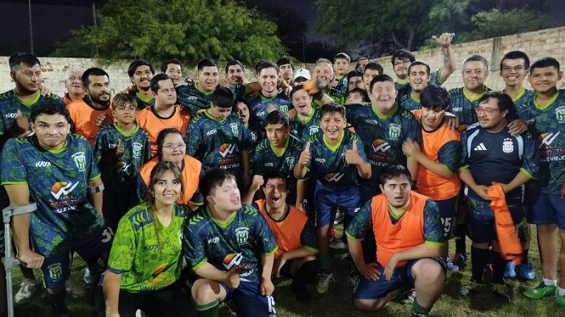 "El Colo" Moreno con los chicos de "Primeros Pasos"