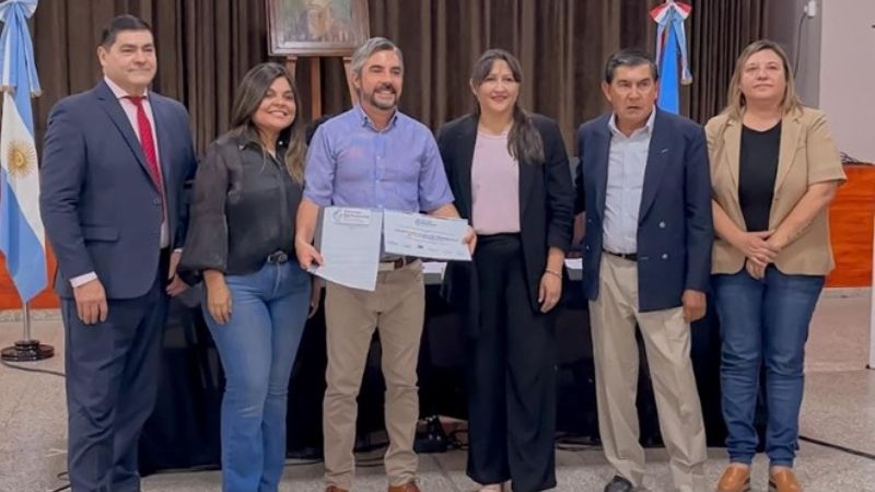 Otorgan reconocimiento a libro sobre Derecho Público Provincial y Municipal