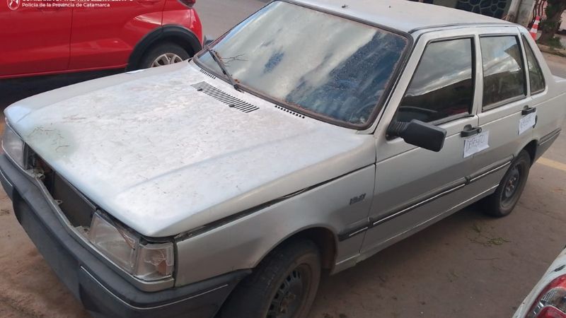 Encuentran un auto abandonado en medio de la maleza