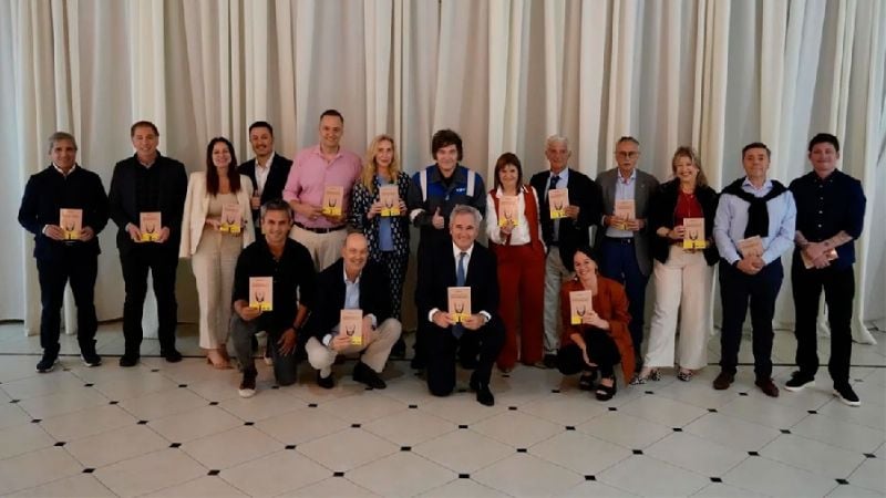 Prostitución, narcotráfico, trabajo infantil en el libro que regaló Milei