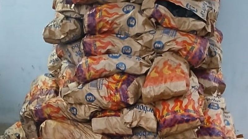 Atrapan a transportista con 190 bolsas de carbón ilegal en Ambato