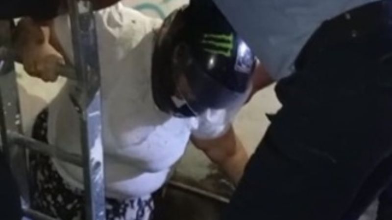 Policías rescataron a una mujer que cayó a una cisterna