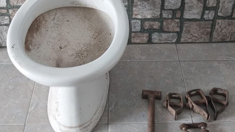 Encuentran un sanitario escondido en un descampado