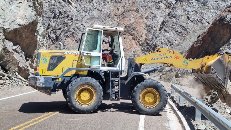 Vialidad despeja derrumbes menores en la Quebrada Las Angosturas