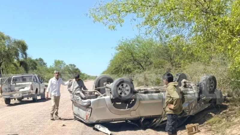 Cinco jóvenes resultaron heridos tras el vuelco de una camioneta