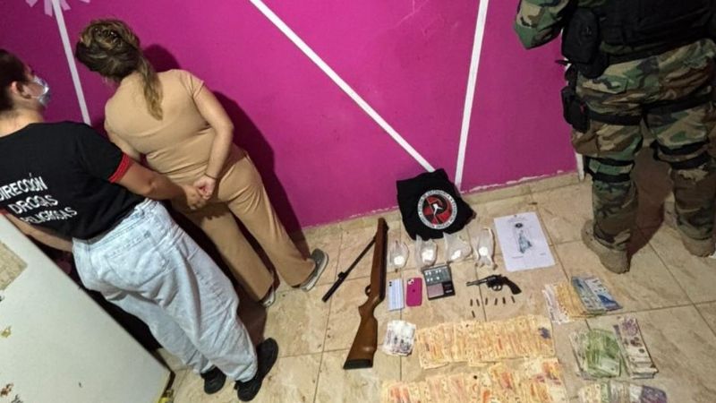Contra el narcomenudeo: detienen a una mujer y secuestran droga, un arma de fuego y dinero